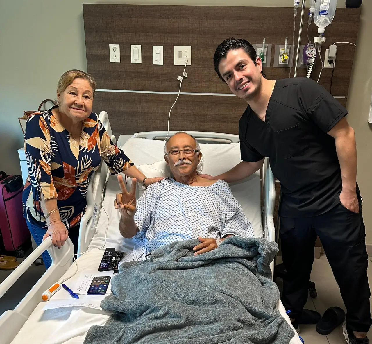 Paciente recuperado tras Cirugía HOLEP acompañado por el Dr. García Chairez en Monterrey